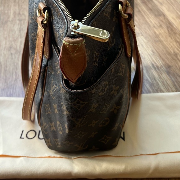 Louis Vuitton over the shoulder bag - Picture 5 of 5
